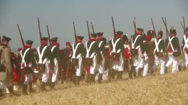 Kırım, Ukrayna 29 Eylül 2012: Rus asker hazırlamak için bir savaş reenactment Kırım'da tarihi bir festival olarak alma (1853-1856 Kırım Savaşı) savaş sırasında.