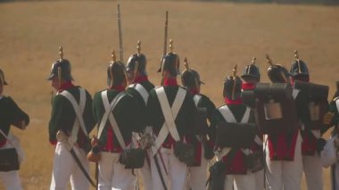Kırım, Ukrayna 29 Eylül 2012: Rus asker hazırlamak için bir savaş reenactment Kırım'da tarihi bir festival olarak alma (1853-1856 Kırım Savaşı) savaş sırasında.