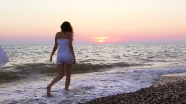 gün batımında deniz kenarında vakit kadınlar