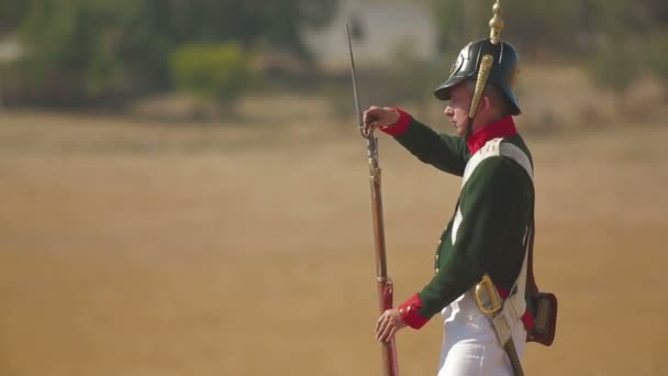 Soldado ruso con un rifle — Vídeo de stock