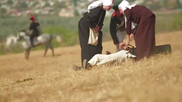 CRIMEA, UKRAINE 29 SEPTEMBRE 2012 : Des soldats russes se préparent pour une bataille lors de la reconstitution de la bataille d'Alma (Guerre de Crimée 1853 - 1856) lors d'un festival historique en Crimée . — Video