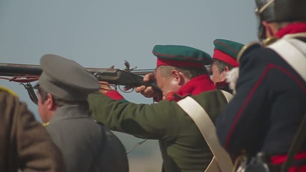 CRIMEA, UCRANIA 29 DE SEPTIEMBRE DE 2012: Soldados rusos se preparan para una batalla durante la recreación de la Batalla de Alma (Guerra de Crimea 1853 - 1856) en un festival histórico en Crimea . — Vídeos de Stock