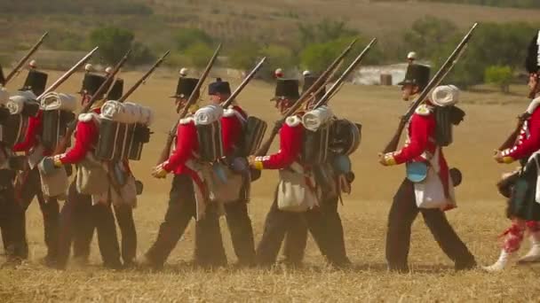 CRIMEA, UCRANIA 29 DE SEPTIEMBRE DE 2012: Soldados rusos se preparan para una batalla durante la recreación de la Batalla de Alma (Guerra de Crimea 1853 - 1856) en un festival histórico en Crimea . — Vídeo de stock