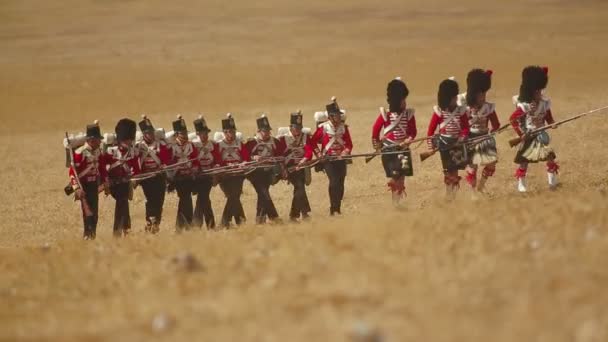 Krym, Ukraina 29 września 2012: rosyjscy żołnierze przygotowania do bitwy podczas rekonstrukcji bitwy z alma (wojny krymskiej 1853-1856) na Festiwal historycznych na Krymie. — Wideo stockowe
