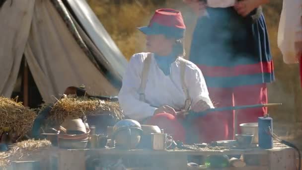 Soldado en un campamento — Vídeo de stock