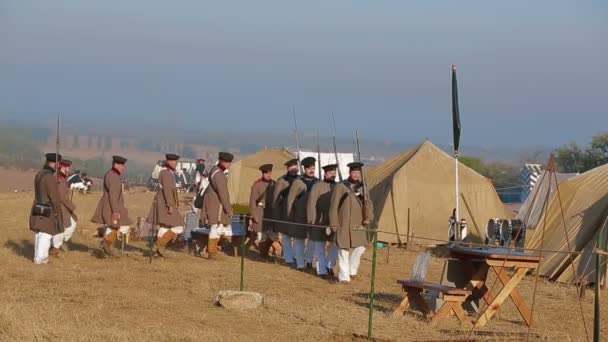 Soldados rusos en un campamento militar — Vídeos de Stock