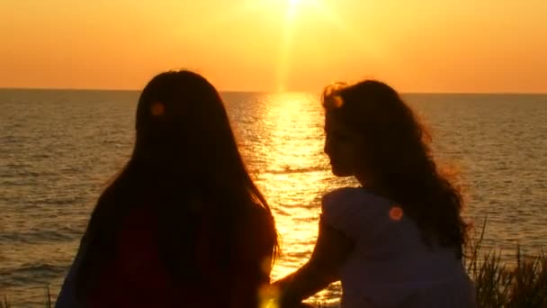 Mulheres ao pôr-do-sol — Vídeo de Stock