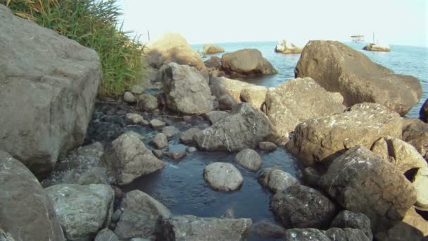 Orilla rocosa en un día soleado — Vídeos de Stock