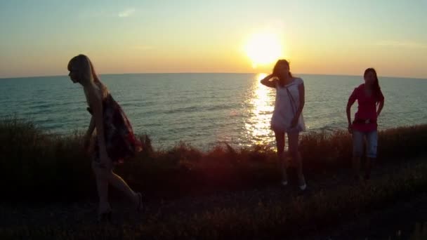 Four women admiring sunset — Stock Video