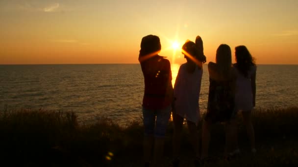 Vier vrouwen zonsondergang bewonderen. avondzon. — Stockvideo