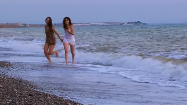 Amigos pasando tiempo cerca del mar al atardecer — Vídeos de Stock