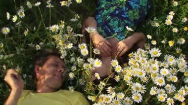 çift çiçekler arasında