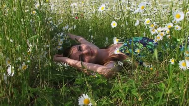 女人躺在床上的雏菊 — 图库视频影像