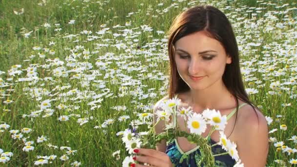 鎮静から成っている花輪を着ている女性。カモミールの花輪. — ストック動画