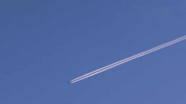 Avión visto desde el suelo. Viajar por aire . — Vídeos de Stock