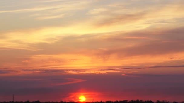 Захід сонця у селі. барвисті захід сонця. — стокове відео