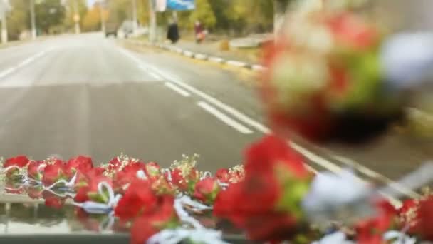 Las decoraciones de boda en los novios coche — Vídeos de Stock