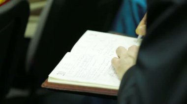 bir toplantı sırasında not almak. yakın çekim. bir konferans sırasında.