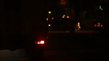 Acil servis yolda bir şey geceleri onarılıyor. yolda kaza.