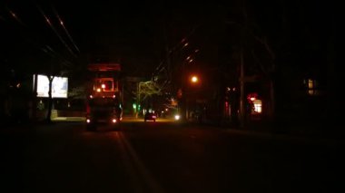 Acil servis gece sokakta mühendislik çalışmaları yürütmektedir. mühendislik çalışmaları.