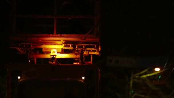 Véhicule de secours avec une balise au-dessus. Gros plan. Balise de service d'urgence .