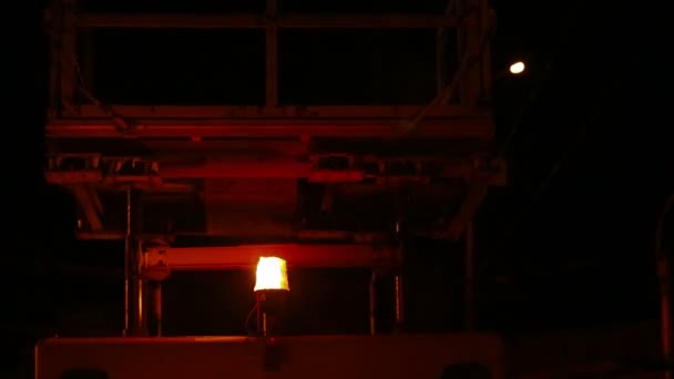 Balise clignotante d'un camion de réparation la nuit. Balise clignotante .