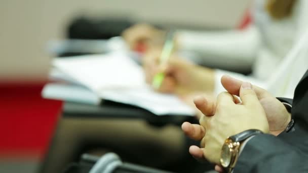 Public prenant des notes lors d'une conférence. Prendre des notes .