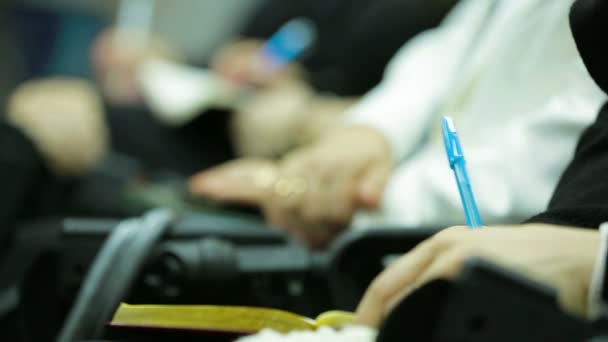 Mujeres tomando notas durante un coloquio. Primer plano. Durante un coloquio . — Vídeos de Stock