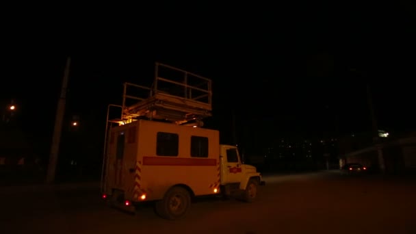 Reparaturlaster auf einer Straße in der Nacht. Reparatur-Lkw. — Stockvideo