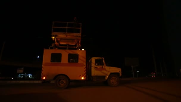 Camión de reparación en un servicio por la noche. Ascensor de un camión de reparación . — Vídeo de stock