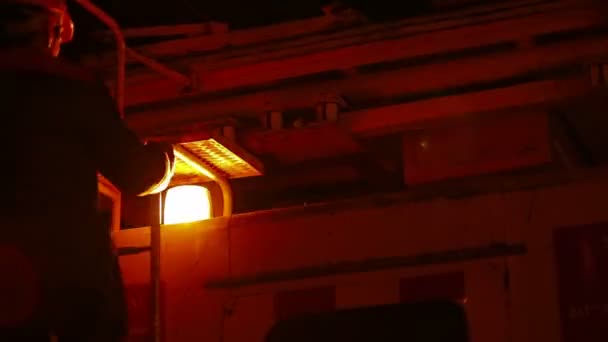 Wireman naprawy energii elektrycznej w nocy. Wireman w pracy. — Wideo stockowe