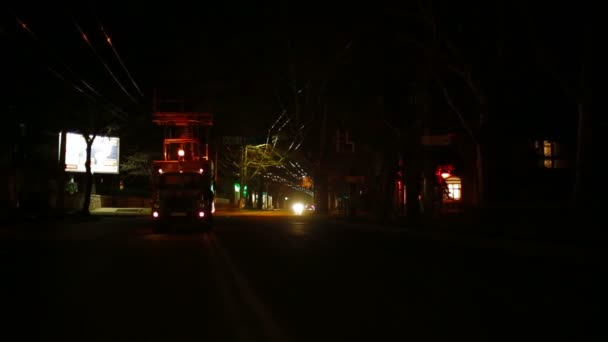 Die Notfallabteilung arbeitet nachts auf der Straße. Notaufteilung. — Stockvideo