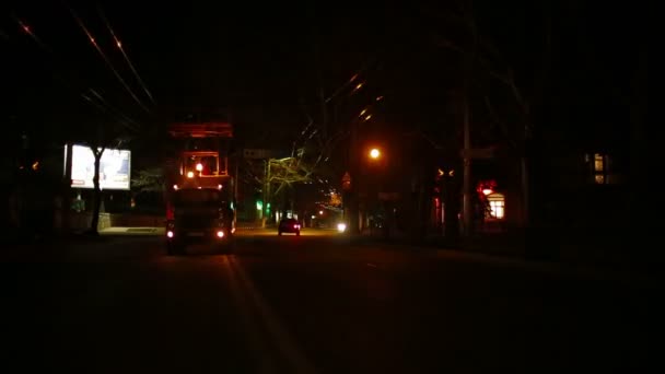 Servicio de emergencia llevando a cabo los trabajos de ingeniería en la calle por la noche. Trabajos de ingeniería . — Vídeo de stock