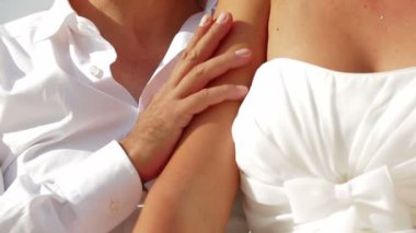 erkek ve kadın kucaklayan Beyaz elbiselerle giydirmek. Beyaz elbise giymiş.