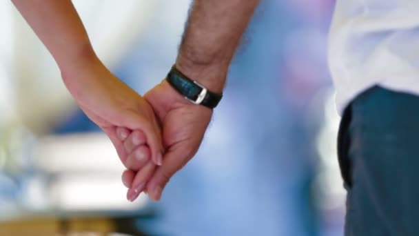 Man en vrouw hand in hand. Close-up. bedrijf handen. — Stockvideo