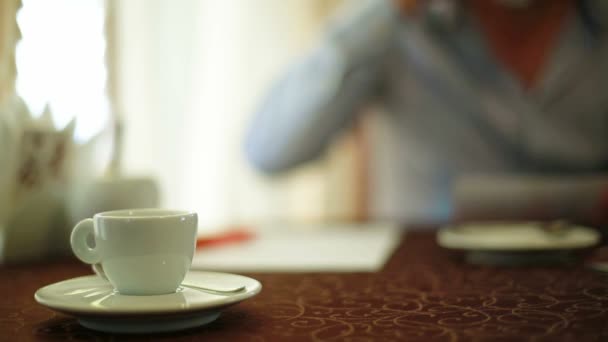 Žena, pití kávy. káva čas. — Stock video