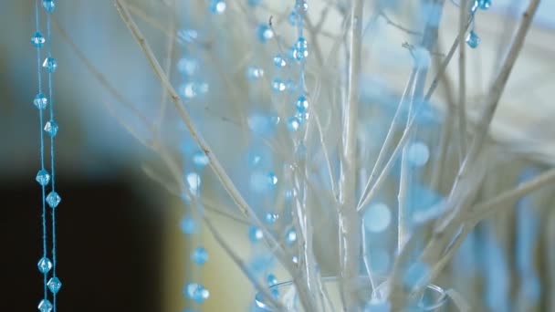 Colgantes azules decorando un árbol. Primer plano. Colgantes azules . — Vídeo de stock