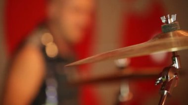 bir partide davul çalmaya müzisyenler. yakın çekim. Davul Çalma.