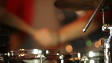 bir partide davul çalmaya müzisyenler. yakın çekim. Davul Çalma.