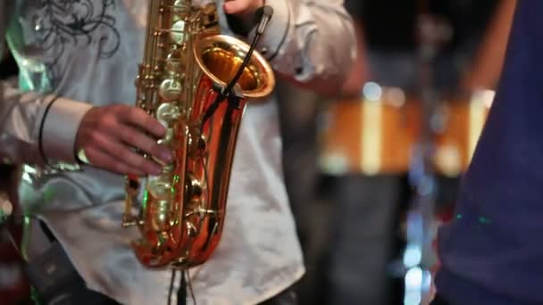 Saxofonisten spelar på fest medan andra dansar. saxofonisten på en fest. — Stockvideo