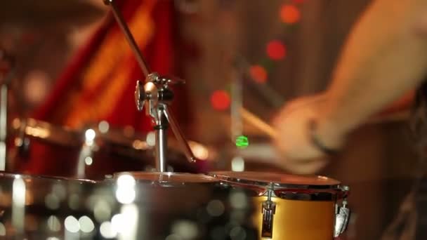 Musikerna spelar trummor på en fest. närbild. spela trummor. — Stockvideo