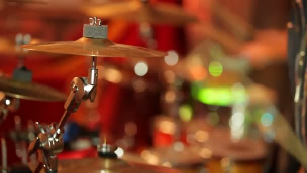 Muzikanten bespelen van drums op een partij. Close-up. bespelen van drums. — Stockvideo