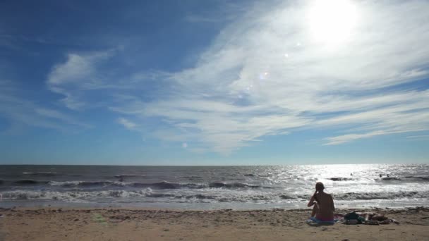 海滩上的年轻女子 — 图库视频影像