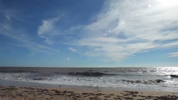 Paisaje marino visto desde la playa . — Vídeo de stock