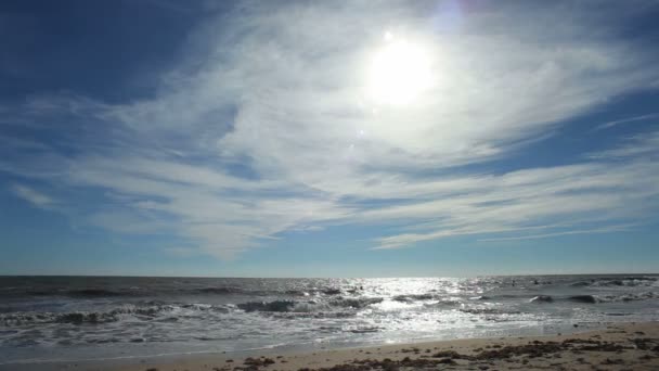 Paisaje marino visto desde la playa . — Vídeo de stock