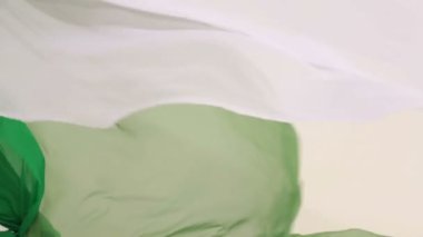 Rüzgardaki bir stüdyoda dokuma kumaş