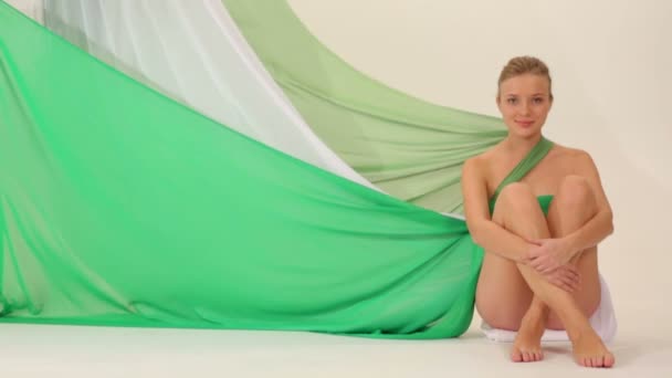 Nackte Frau posiert in einem Studio. nackte Frau. — Stockvideo