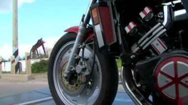 yolda yavaş yavaş sürüş motosiklet. yolda motosiklet.