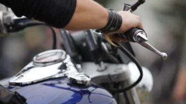 Motorcu yolculuğa hazırlanıyor. Bisiklet. yakın çekim.