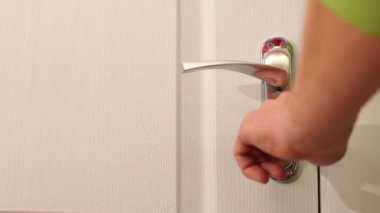 bir erkek eli anahtar kapatır ve kapıyı açar